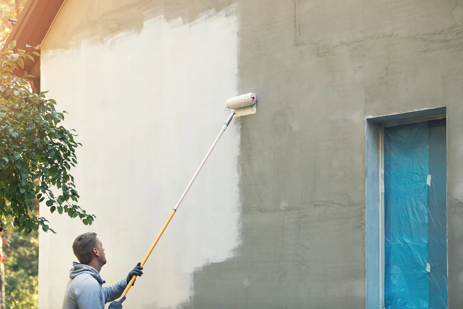 Pintor trabajando en una fachada en Majadahonda